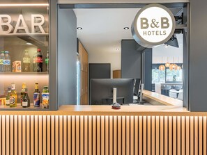 Bar (on property) - B&B HOTEL Saarbrücken-Ost (Saarbrücken)