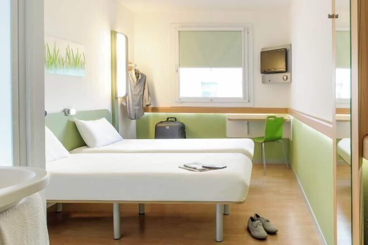 Schreibtisch, Verdunkelungsvorhänge, schallisolierte Zimmer