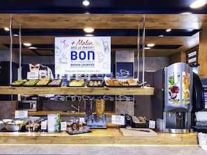 Petit déjeuner buffet servi tous les jours en supplément