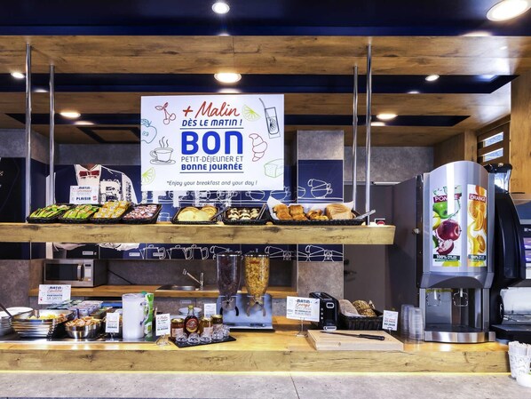 Petit déjeuner buffet servi tous les jours en supplément