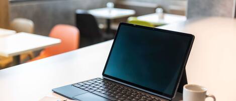 Petit déjeuner buffet (11.50 EUR par personne)