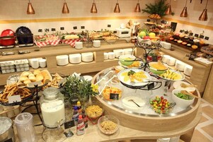 Un bufé con diferentes alimentos y salsas.