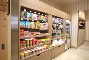 Una despensa bien organizada con estantes llenos de diversos alimentos y productos envasados.
