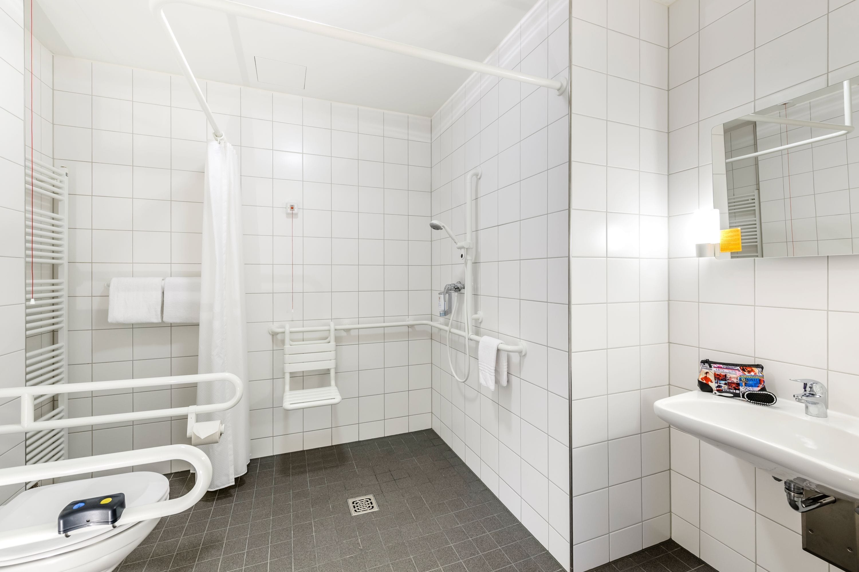 Zimmer, 1 Doppelbett, barrierefrei | Badezimmer | Dusche, Handtücher