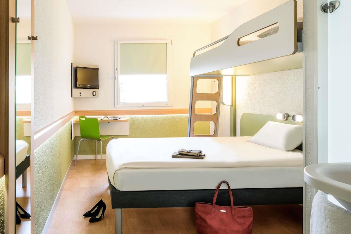 Chambre, 1 lit double, accessible aux personnes à mobilité réduite | Chambres insonorisées, Wi-Fi gratuit, draps fournis