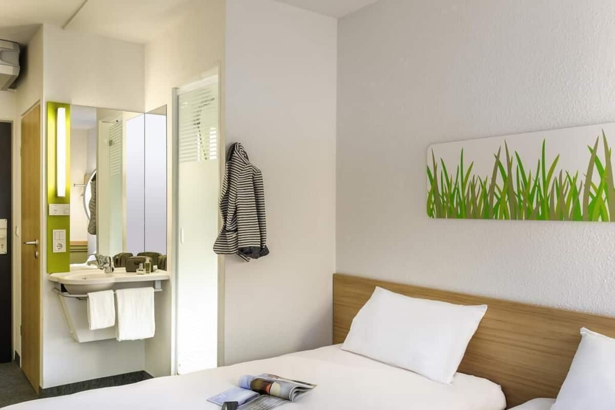 Room, 2 Twin Beds | Soundproofing, WiFi (free), bed sheets
