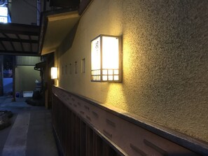 Exterior detail - Kogetsukan (Shika)