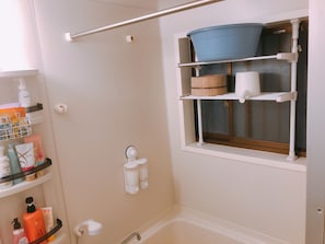 House, 2 Bedrooms | Bathroom | Separate tub and shower, deep soaking tub, free toiletries, hair dryer
