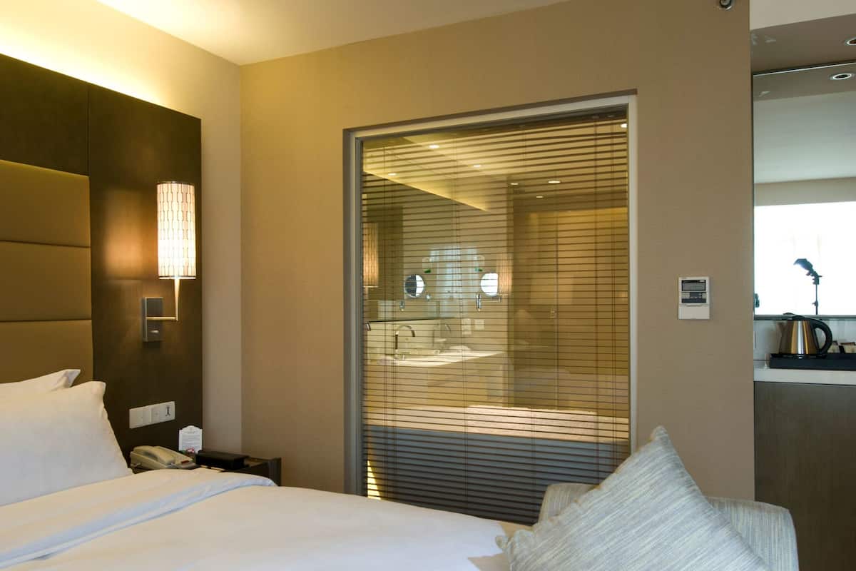 Deluxe Twin Room | Langsir/tirai gelap terus, seterika/papan seterika, Wi-fi percuma