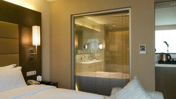 Deluxe Twin Room | Blackout drapes, iron/ironing board, free WiFi, bed sheets