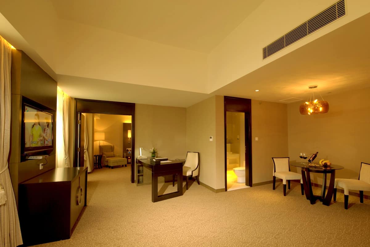 Deluxe Suite | Langsir/tirai gelap terus, seterika/papan seterika, Wi-fi percuma