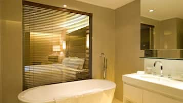 Deluxe Double Room | Bathroom | Shower, free toiletries, hair dryer, slippers