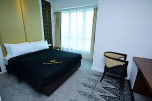 Estudio, 1 cama de matrimonio, no fumadores | Caja fuerte, escritorio, tabla de planchar con plancha y wifi gratis