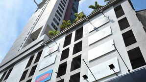Un hotel llamado "The Royal Widad Residence @ UTMKL" con un diseño arquitectónico moderno, que cuenta con varios pisos y balcones con plantas.
