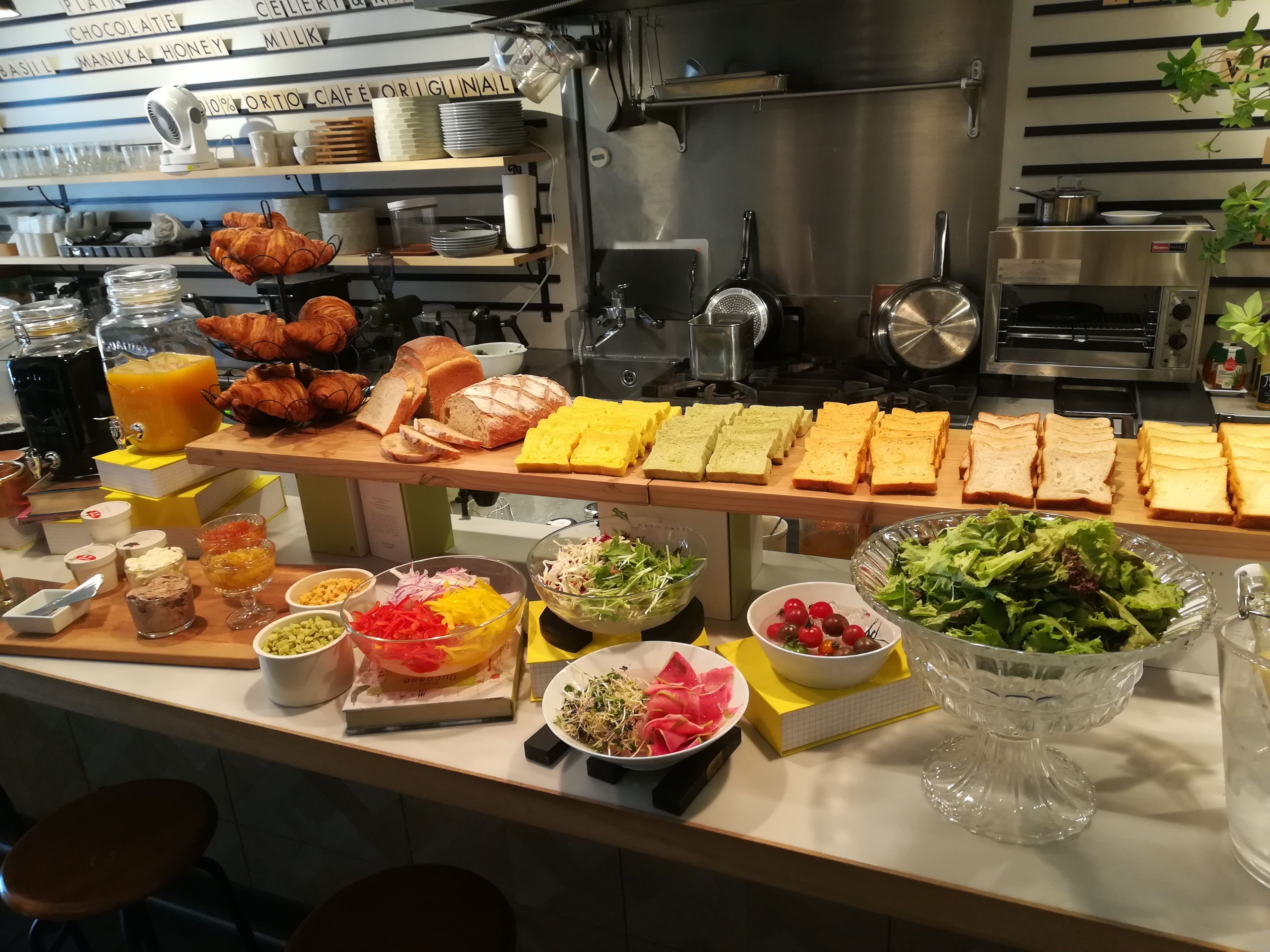 Buffet amb diversos plats, incloent pa, pastissos i amanides.