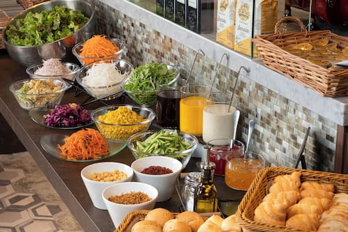 Tägliches Frühstücksbuffet gegen Gebühr