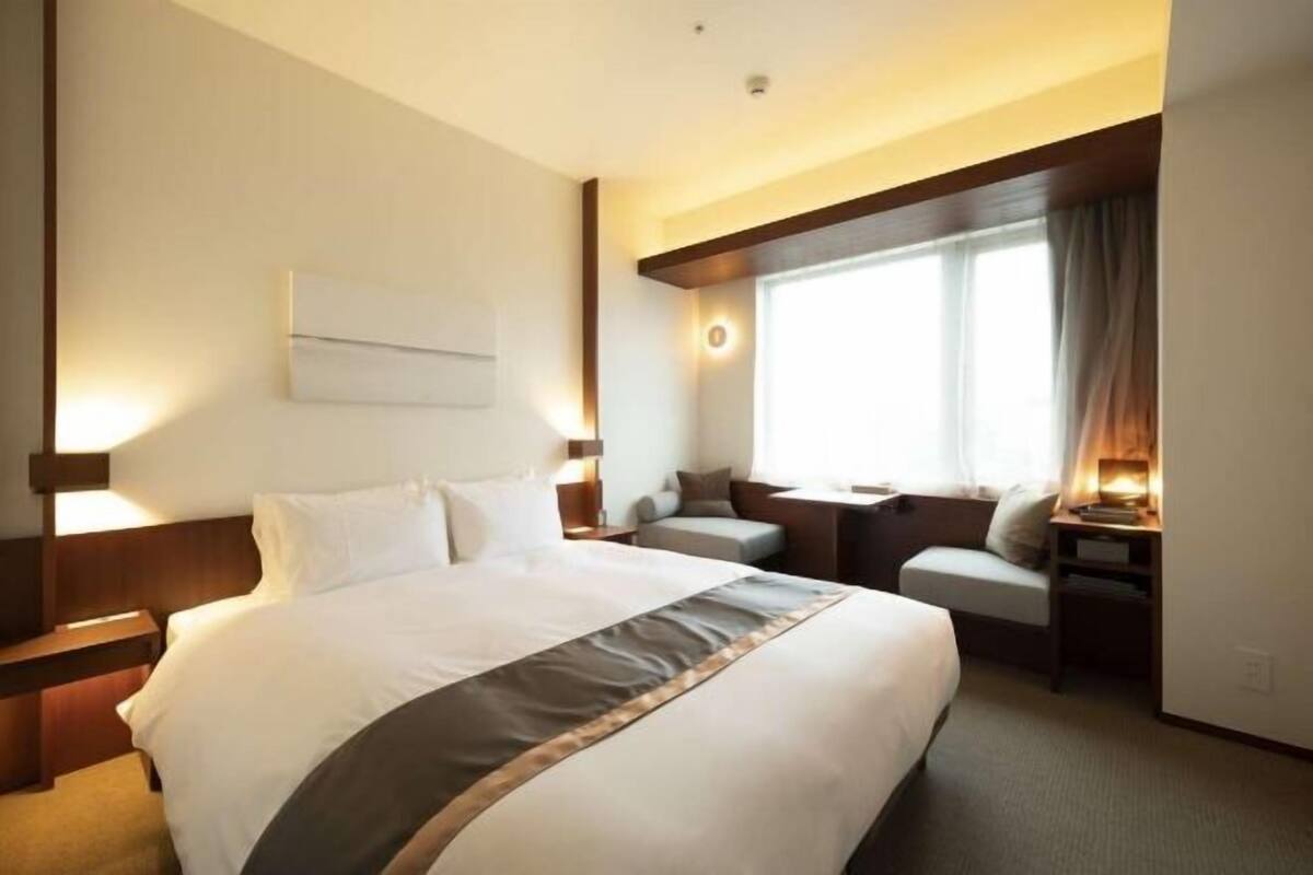 Down duvets, in-room safe, blackout curtains, free WiFi