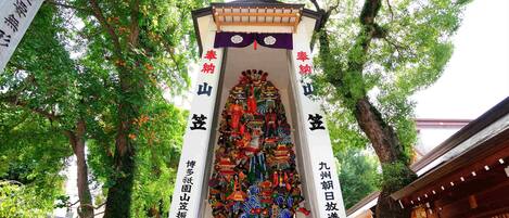 Un torii japonés tradicional con un santuario colorido en su interior.