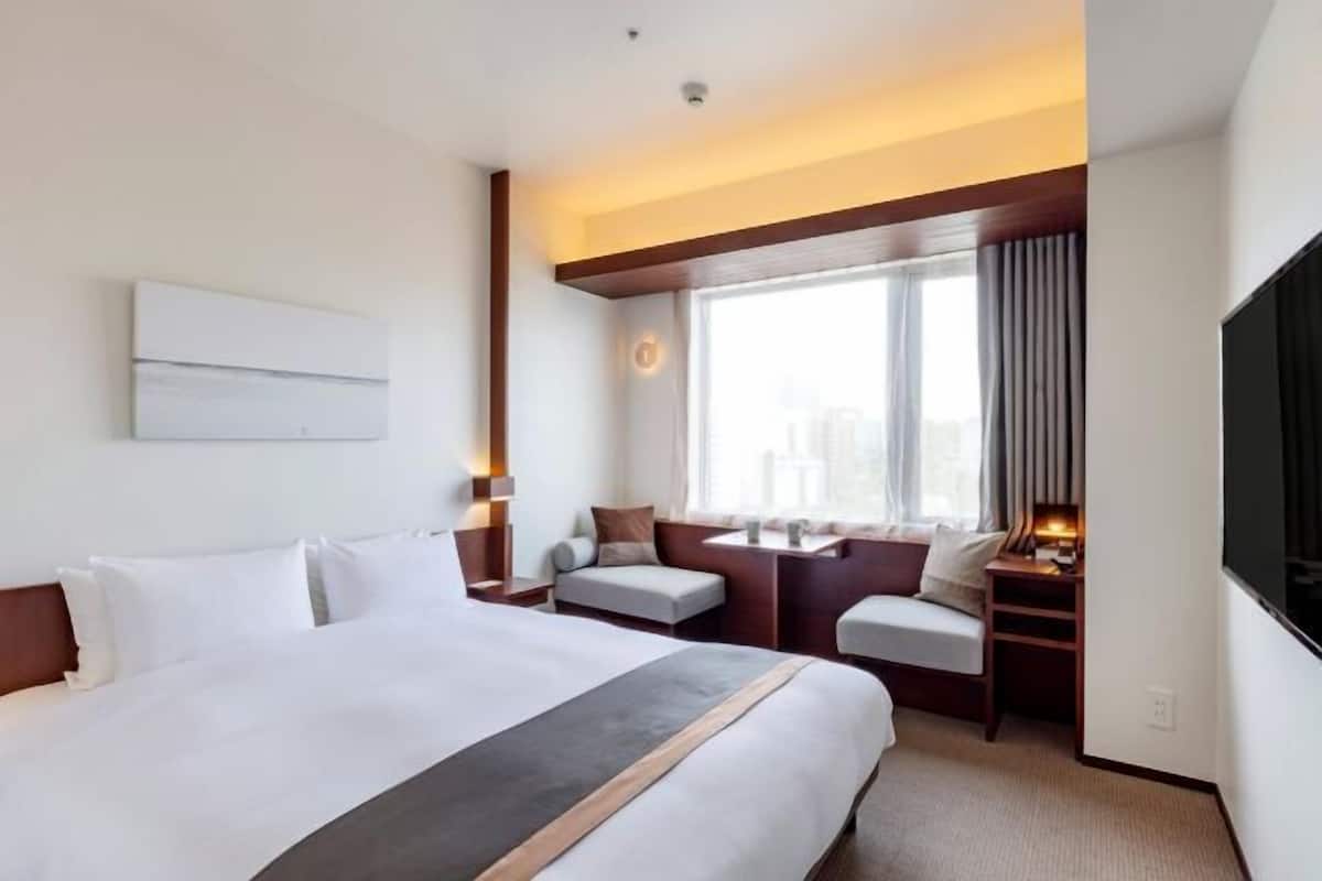 1 kamar tidur, selimut bulu angsa, brankas, dan tirai kedap cahaya