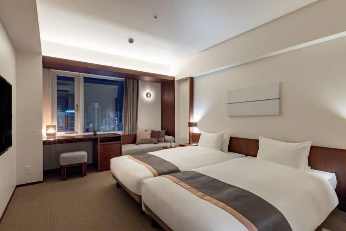 1 kamar tidur, selimut bulu angsa, brankas, dan tirai kedap cahaya