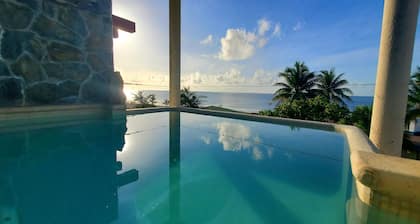 Jardin tropical luxuriant surplombant la plage