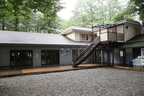 Property grounds - Qooneltas Container House In The Forest (Fujikawaguchiko)