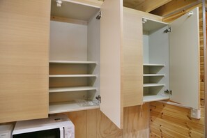 Quarto família | Cozinha americana privada | Geladeira, micro-ondas, cooktop, chaleira elétrica