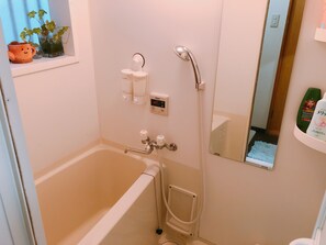 House, 2 Bedrooms | Bathroom | Separate bathtub and shower, deep-soaking bathtub, free toiletries - Ryokoheya Tenchokan (Osaka)