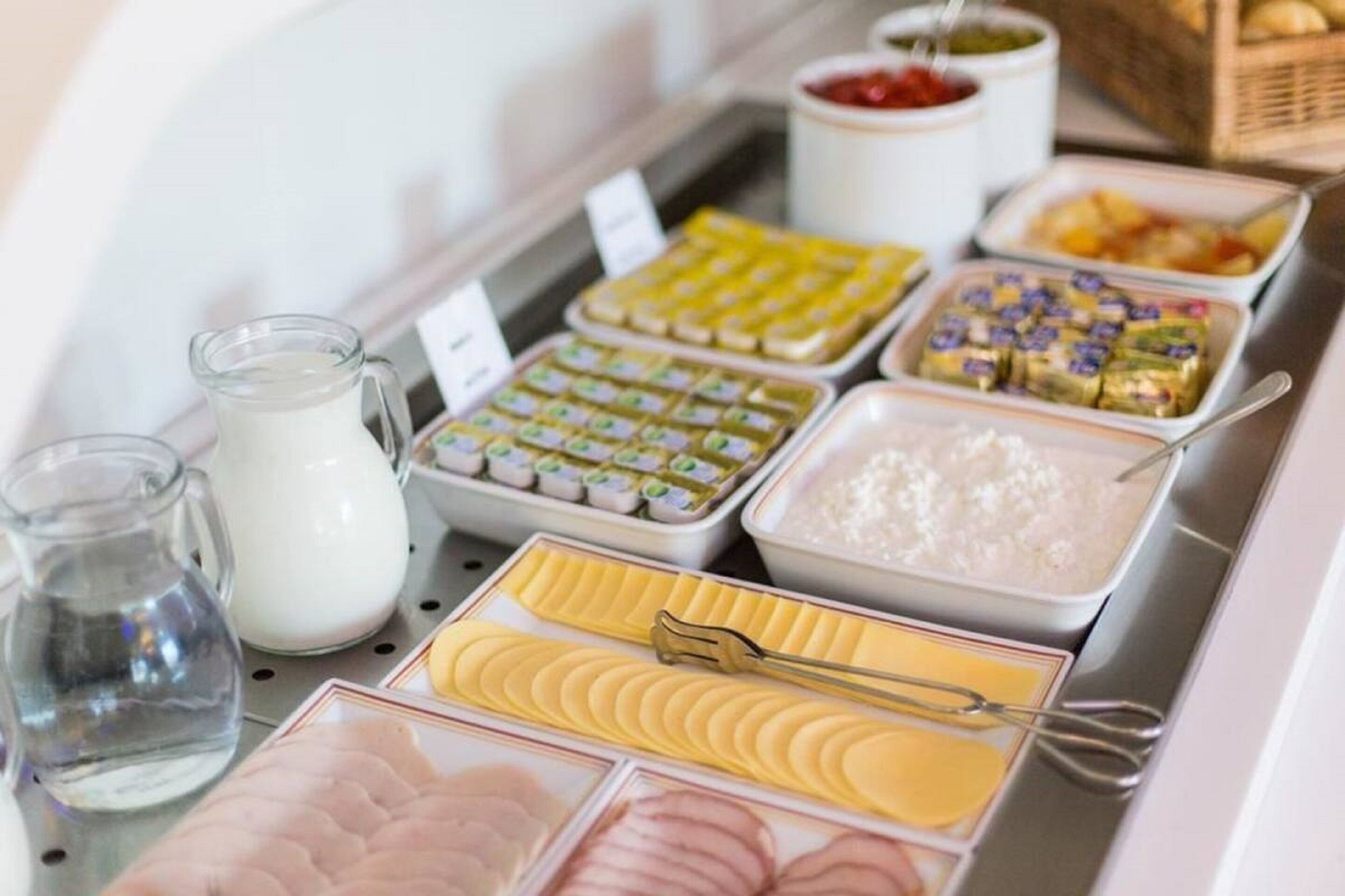 daily buffet breakfast (pln 35 per person)