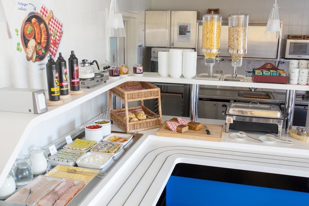 daily buffet breakfast (pln 35 per person)