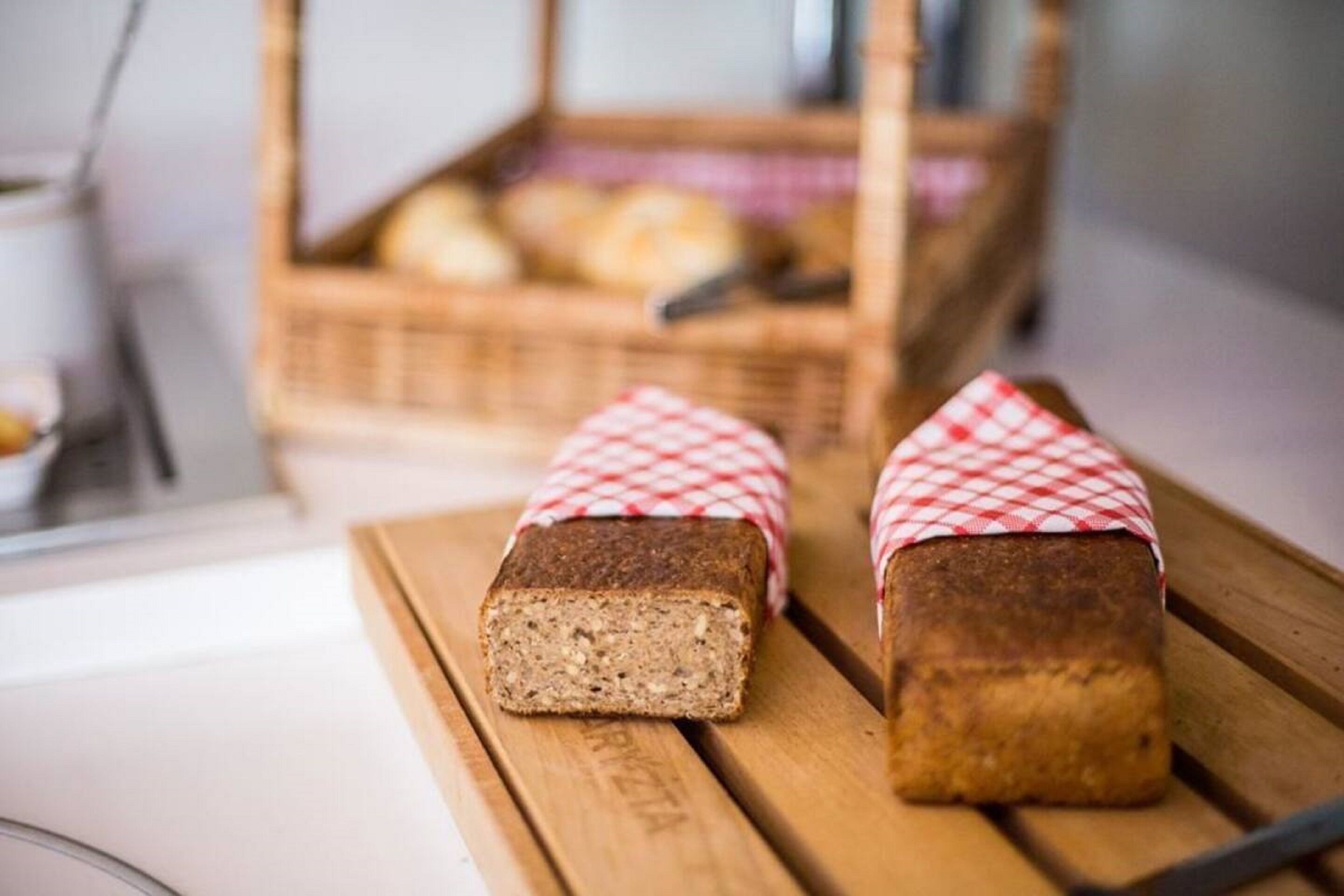 daily buffet breakfast (pln 35 per person)