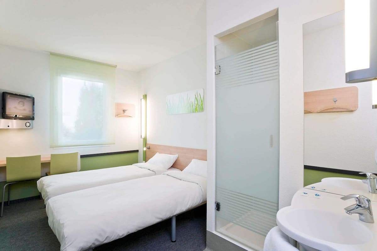 Standard Twin Room, 2 Single Beds | Desk, free WiFi, bed sheets