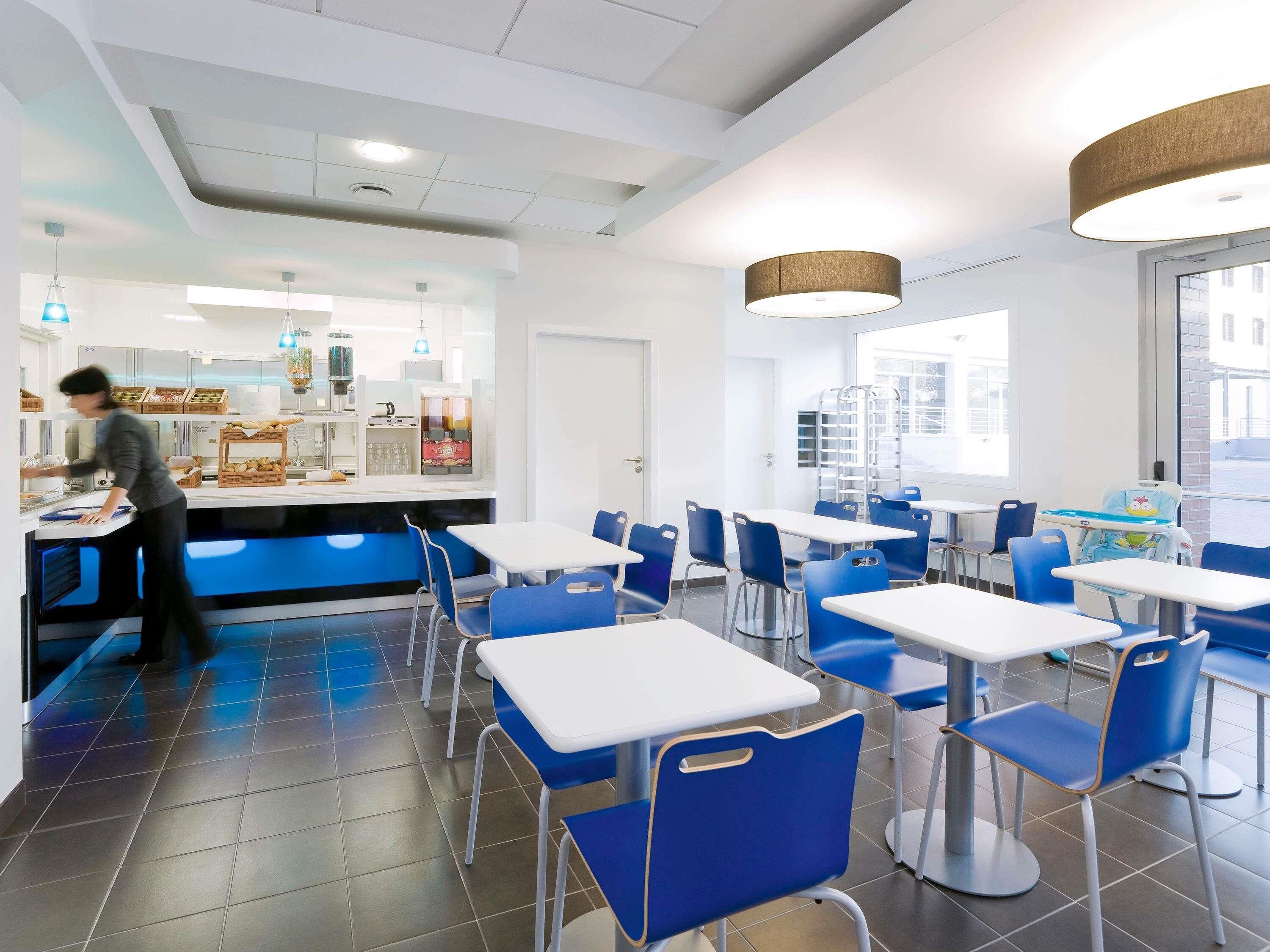 Daily buffet breakfast (PLN 35 per person)