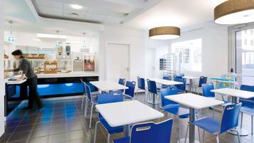 每日供應吃到飽早餐 (每人 PLN35)