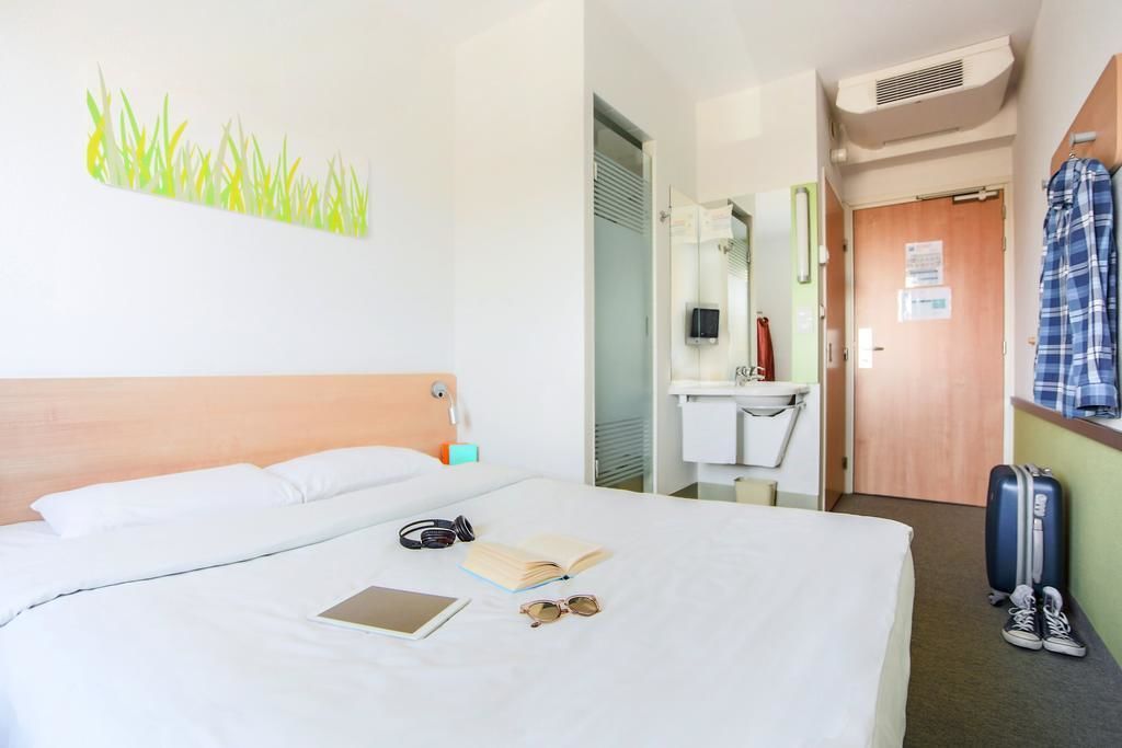 standard double room, 1 double bed | bathroom | shower, eco-friendly toiletries, towels