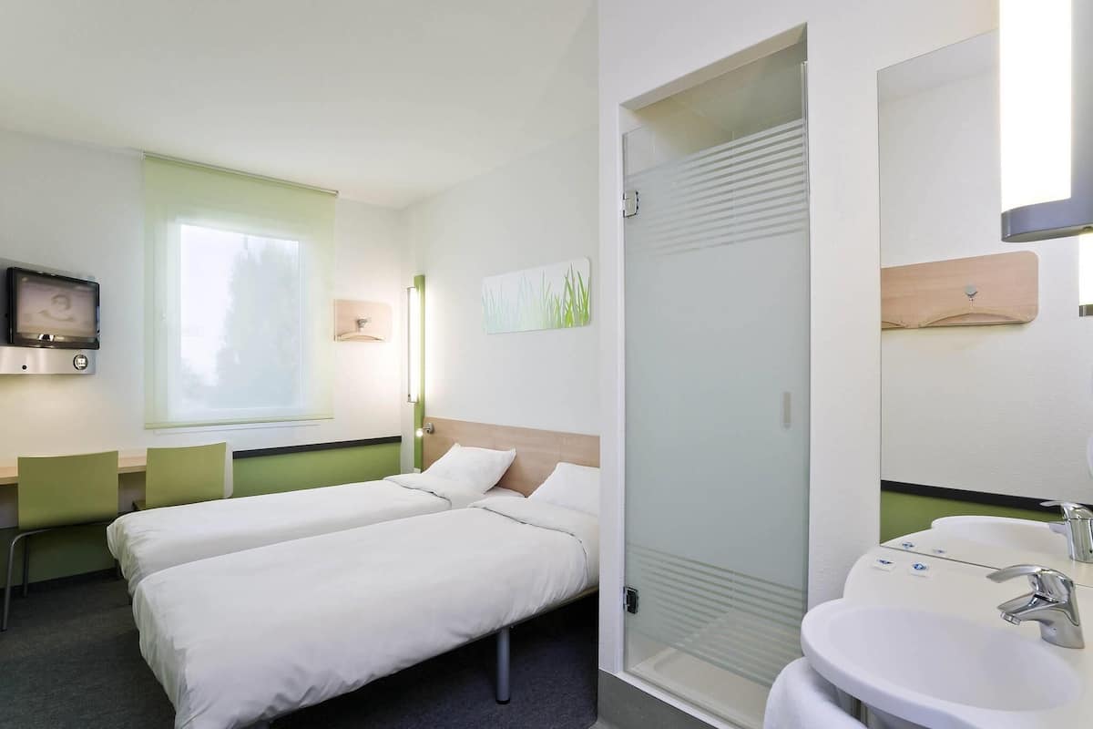 Habitación estándar con 2 camas individuales, 2 camas individuales | Escritorio, wifi gratis y ropa de cama