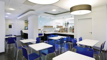 Desayuno buffet (PLN 35 por persona)