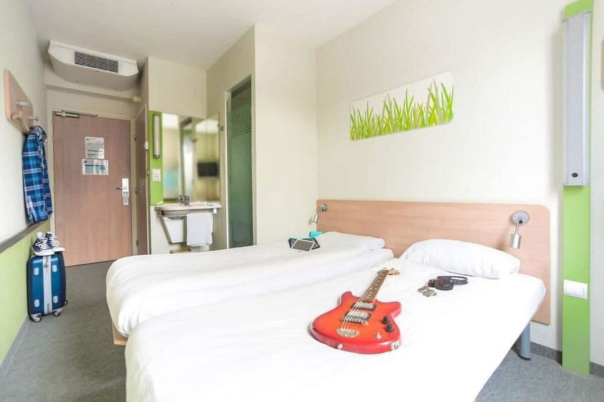 standard twin room, 2 single beds | desk, free wifi, bed sheets