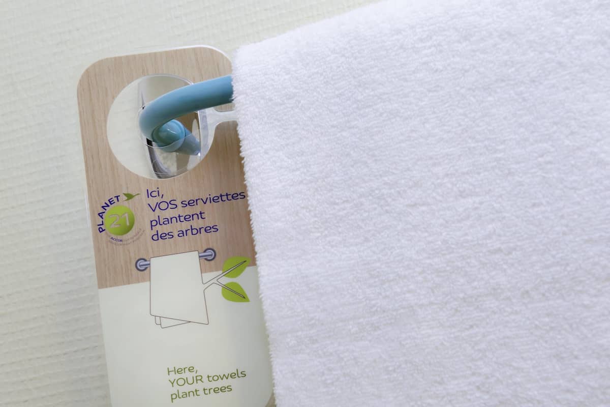 Escritorio, wifi gratis y ropa de cama