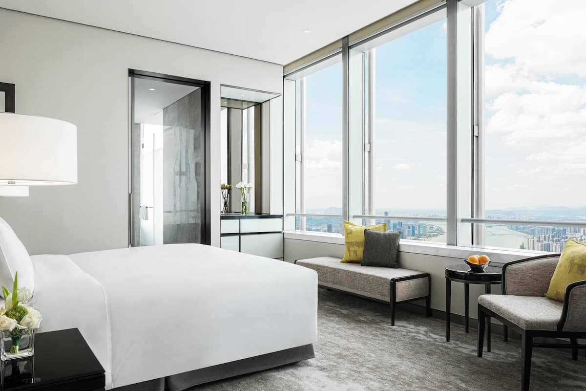 1 bedroom, premium bedding, down duvets, minibar