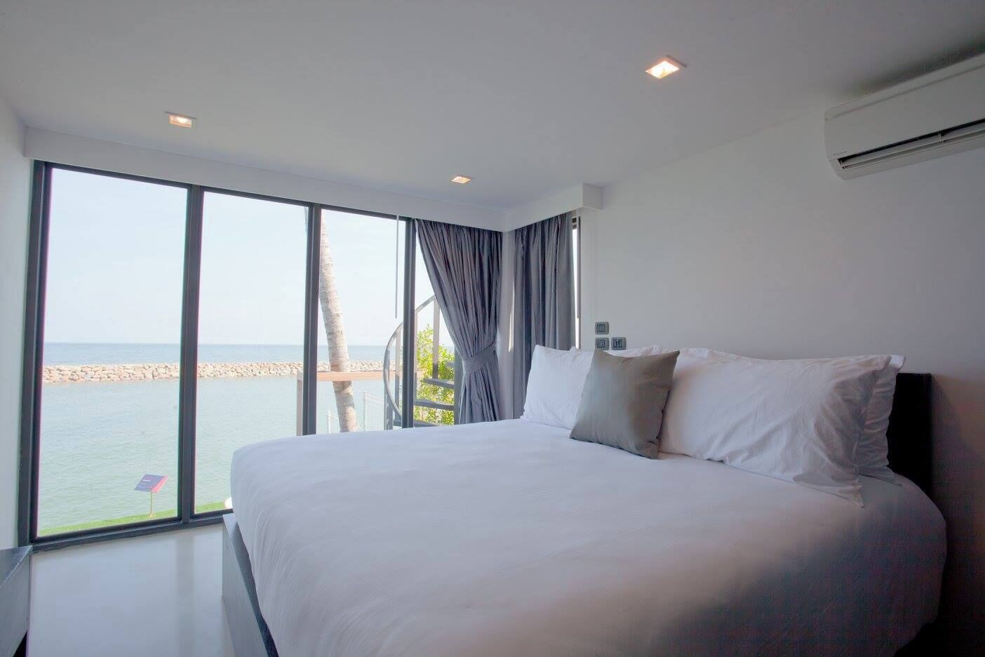 Egyptian cotton sheets, premium bedding, in-room safe, desk