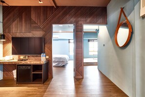 Espacio para trabajar con laptop, cortinas blackout y wifi gratis