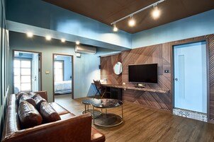 Deluxe Suite, 2 Bedrooms, Non Smoking, City View | Laptop workspace, blackout drapes, free WiFi, bed sheets