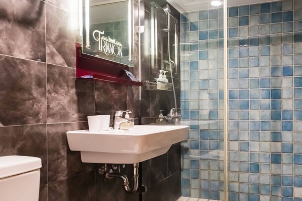 Ein Badezimmer mit Toilette, Waschbecken und Dusche.