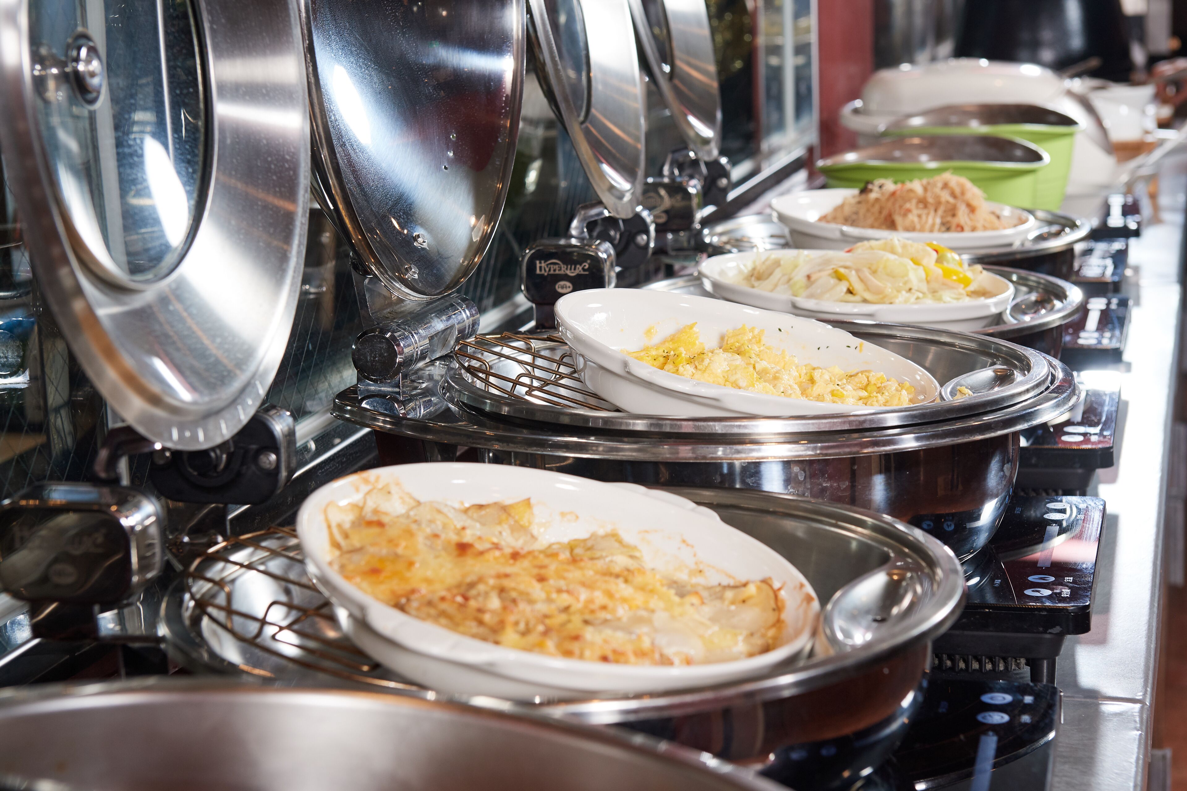 Buffet amb diversos plats en plats metàl·lics.