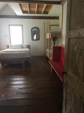 4 habitaciones, tabla de planchar con plancha, wifi y ropa de cama 