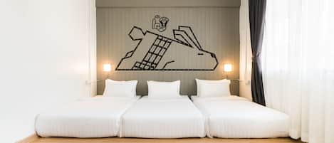 Una habitación de hotel con una cama, cabecera con un diseño y cortinas.