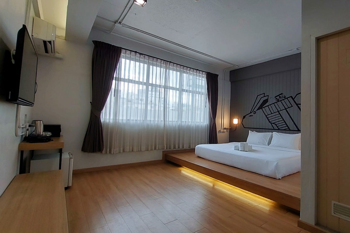 Deluxe Double or Twin Room, Non Smoking | In-room safe, desk, blackout drapes, iron/ironing board (on request)