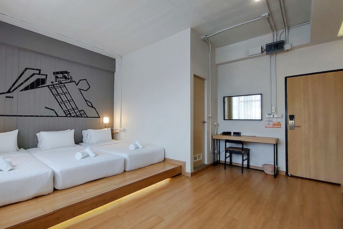 Deluxe Triple Room, Non Smoking | In-room safe, desk, blackout drapes, iron/ironing board (on request)