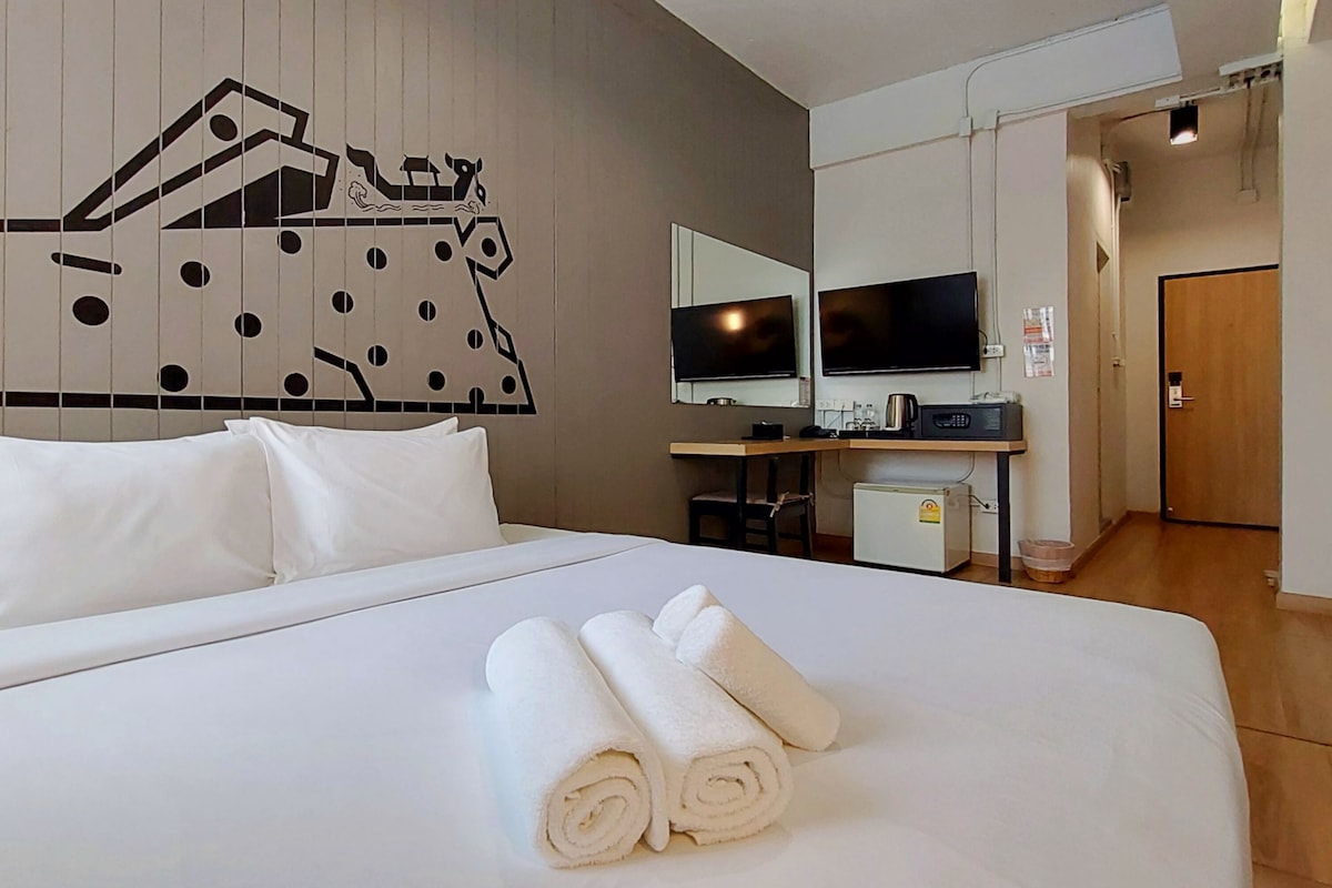 Superior Double or Twin Room | In-room safe, desk, blackout drapes, iron/ironing board (on request)